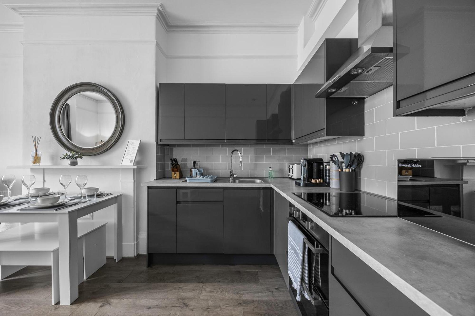 2 Bedroom Flat - With King Sized Beds, Netflix And Sky - Perfect For Contractors, Vacation Guests Or Those Relocating Brighton Exteriör bild