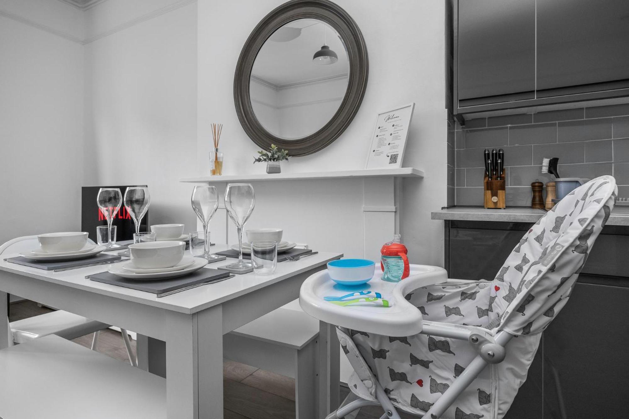 2 Bedroom Flat - With King Sized Beds, Netflix And Sky - Perfect For Contractors, Vacation Guests Or Those Relocating Brighton Exteriör bild