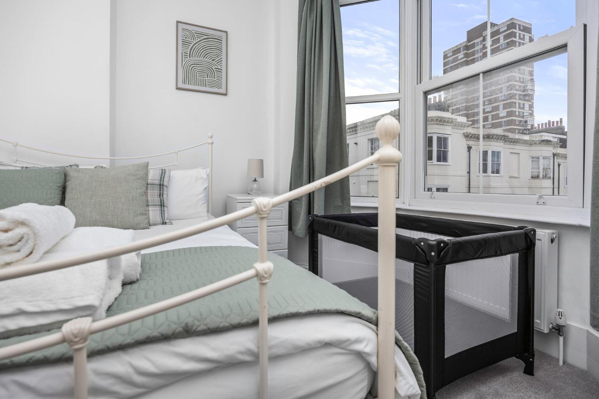 2 Bedroom Flat - With King Sized Beds, Netflix And Sky - Perfect For Contractors, Vacation Guests Or Those Relocating Brighton Exteriör bild