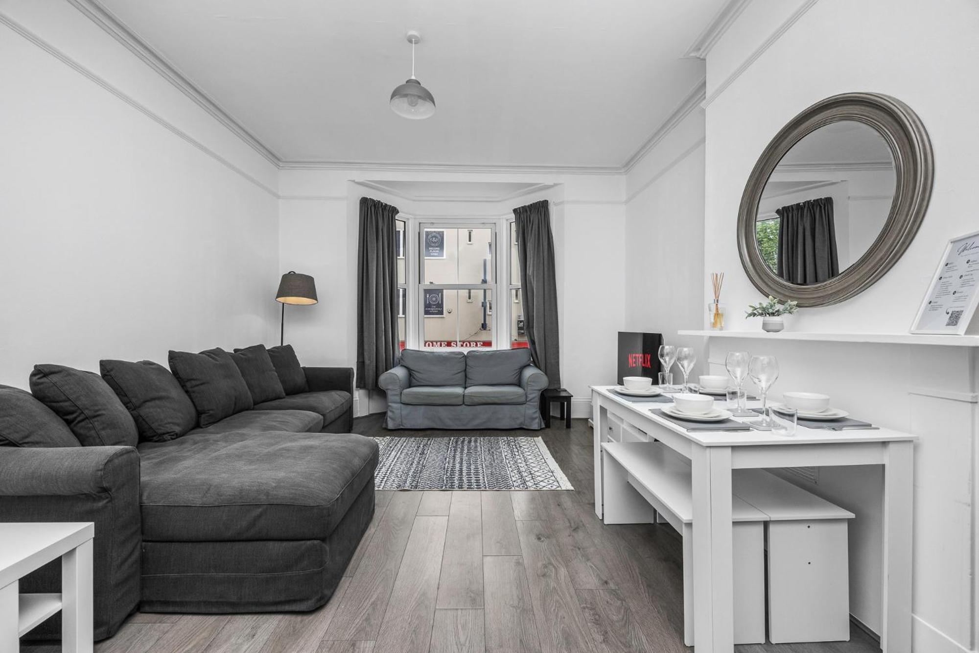 2 Bedroom Flat - With King Sized Beds, Netflix And Sky - Perfect For Contractors, Vacation Guests Or Those Relocating Brighton Exteriör bild